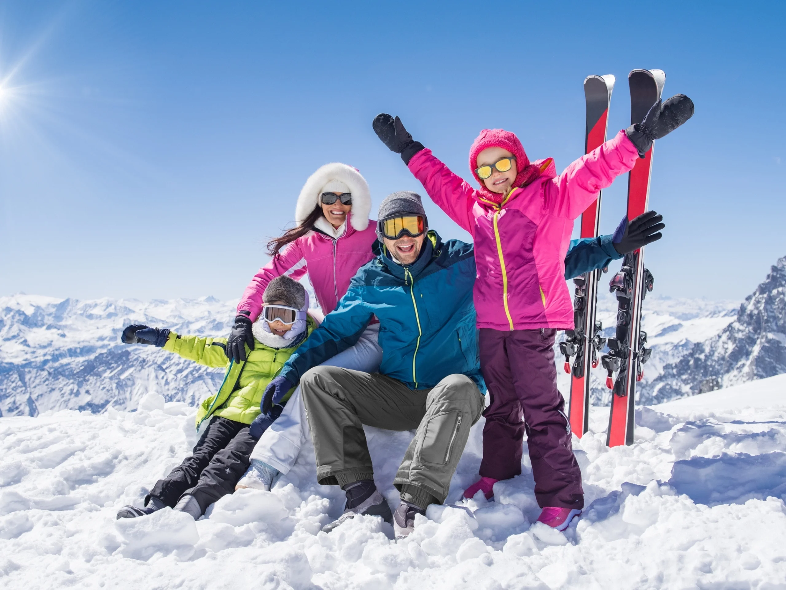 Familia con niños esquiando