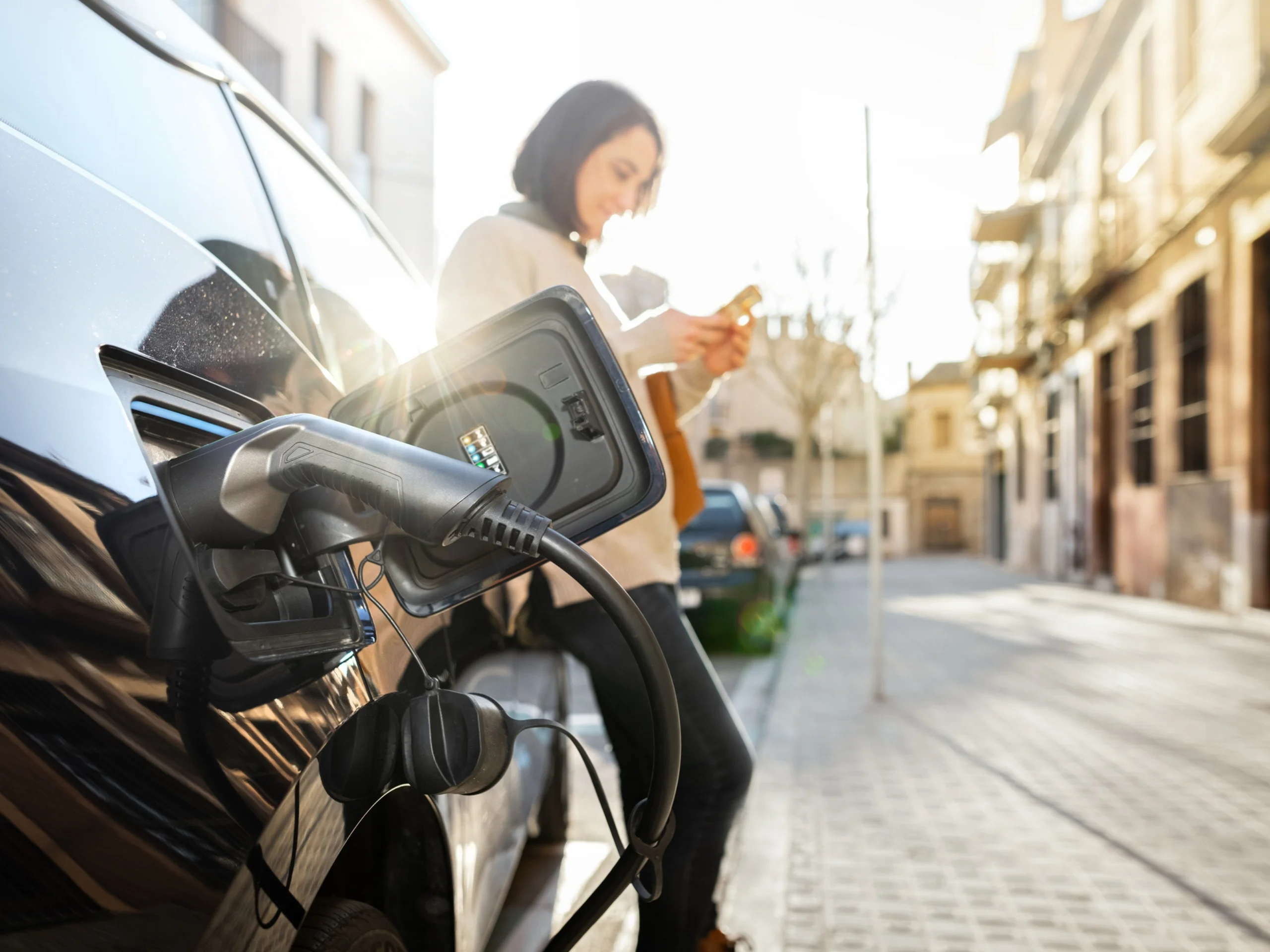 Mujer cargando coche eléctrico