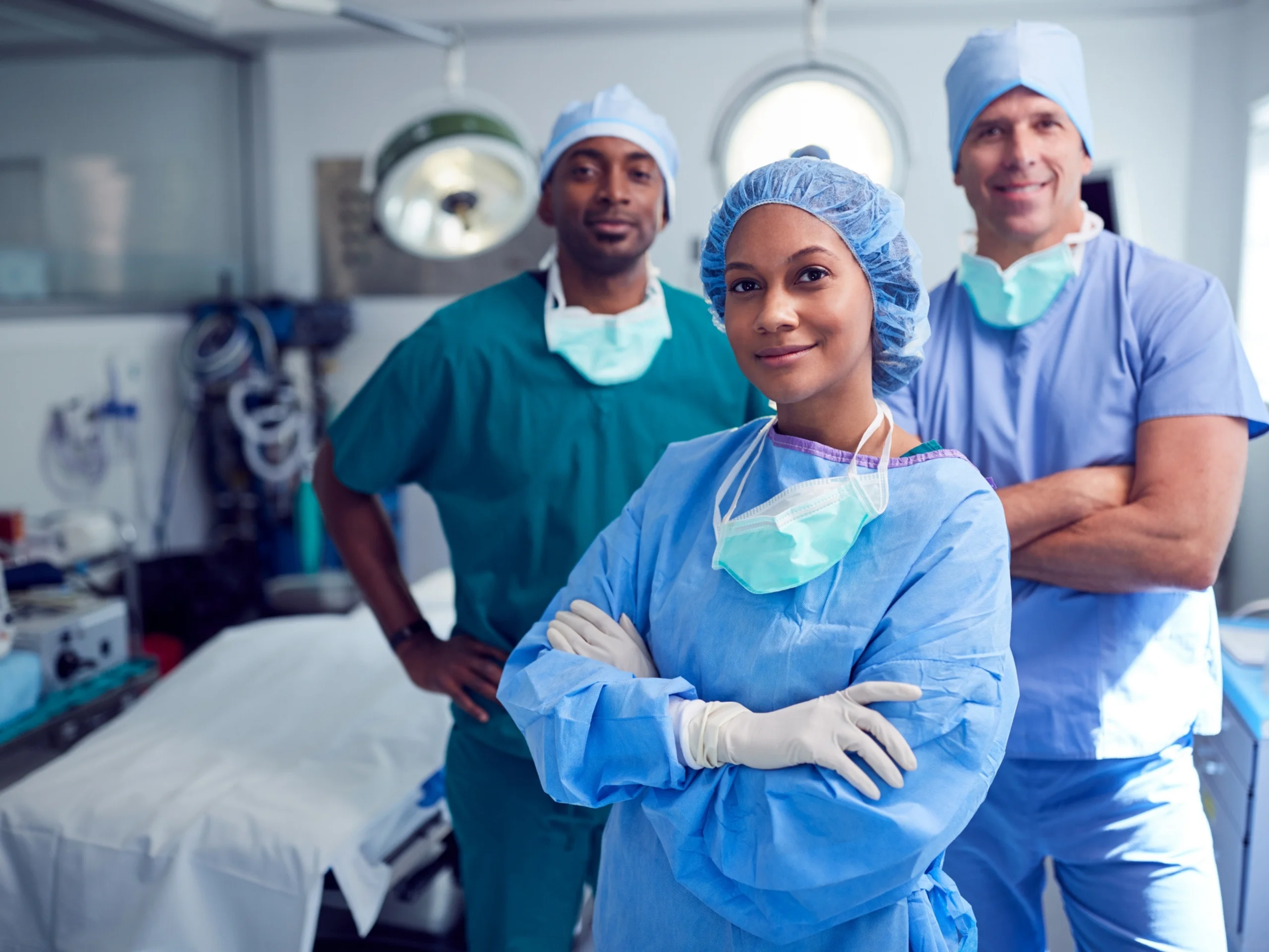 Tres médicos en un quirófano