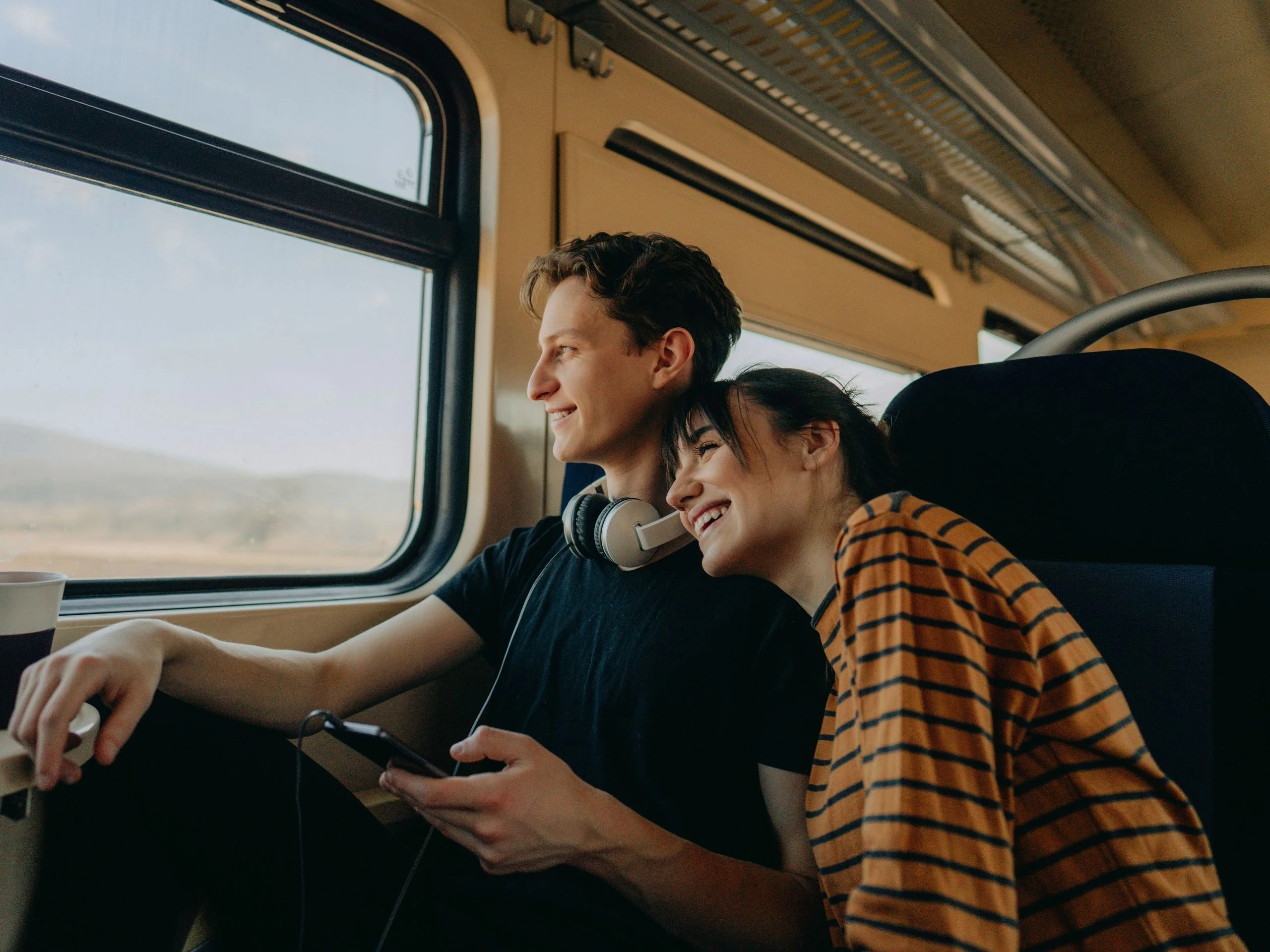 Pareja joven viajando en tren por Europa
