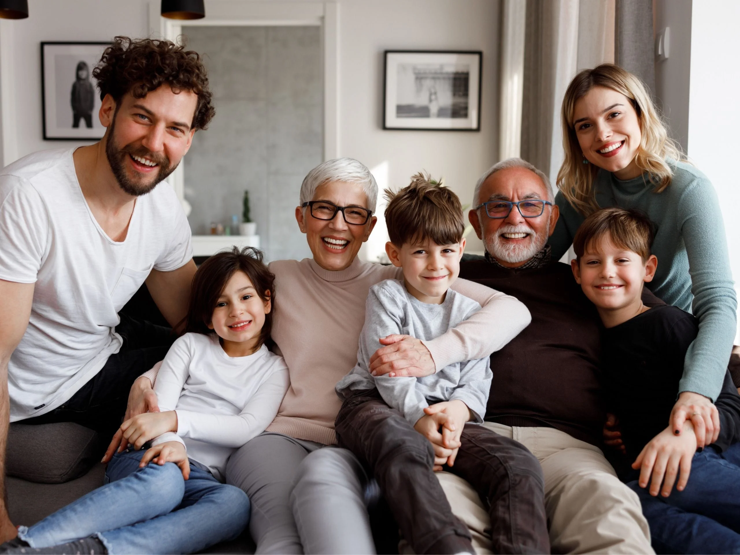 Familia completa con varias generaciones en un sofá