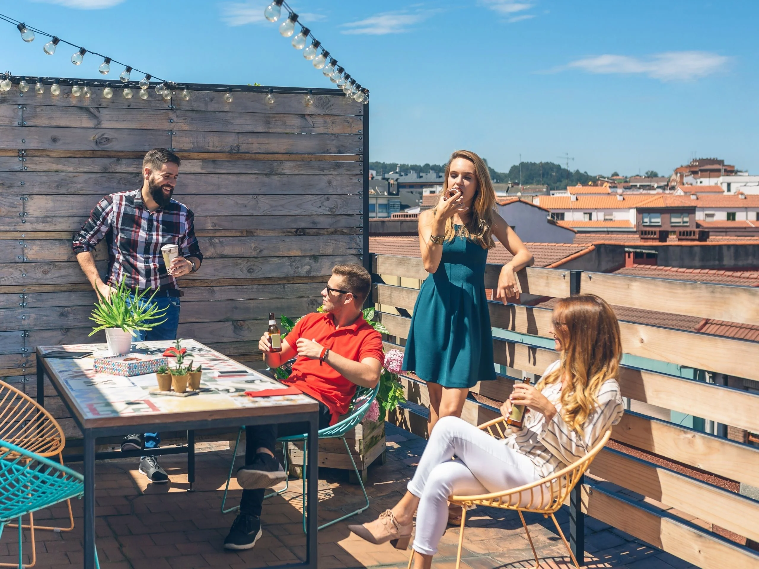 Grupo de amigos tomando algo en la terraza
