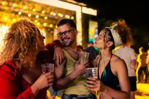 Un hombre y dos mujeres en un festival de música