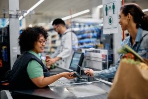 ¿Es legal que se exija un mínimo para pagar con tarjeta?  