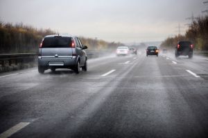 Seguridad al volante: consejos legales para días de lluvia intensa